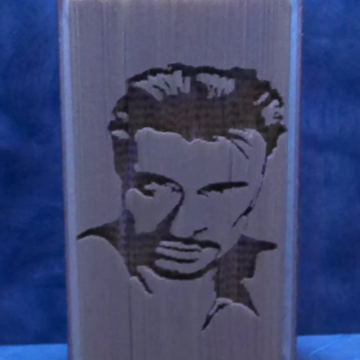 Johnny Hallyday. Livre plié et découpé à la main