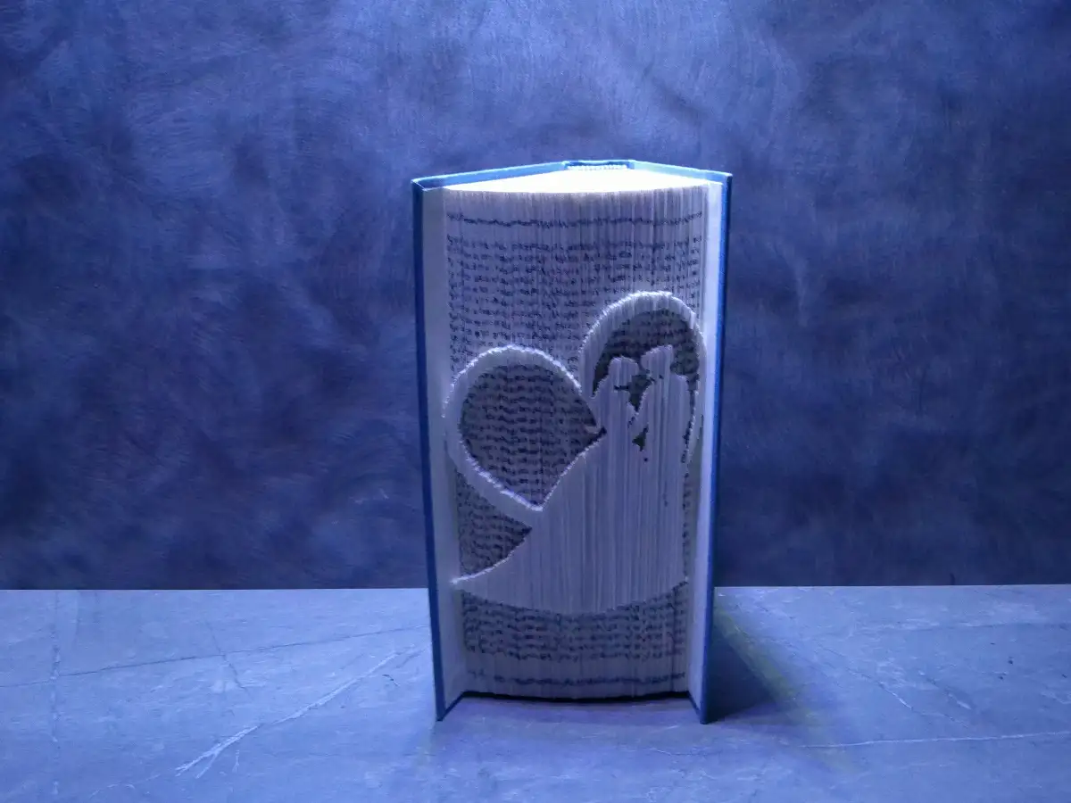 Couple de mariés. Livre plié et découpé à la main