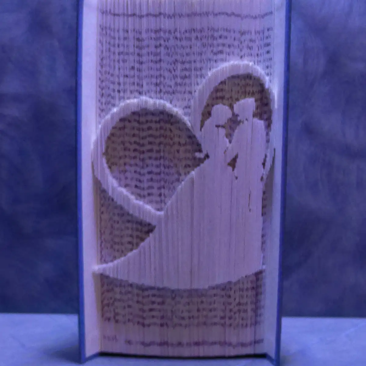 Couple de mariés. Livre plié et découpé à la main