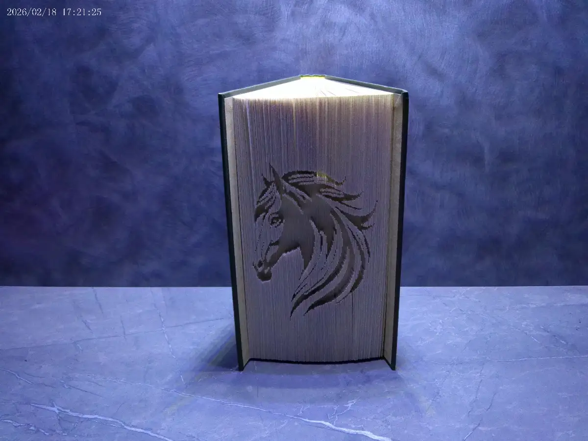 Cheval. Livre plié et découpé à la main