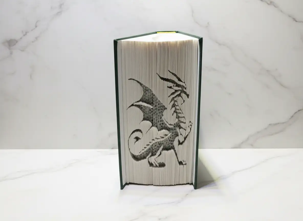 Dragon. Livre plié et découpé à la main.