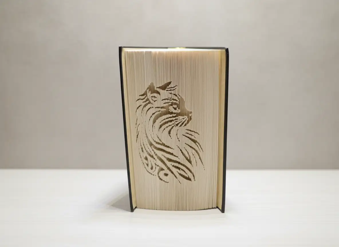 Chat. Livre plié et découpé à la main