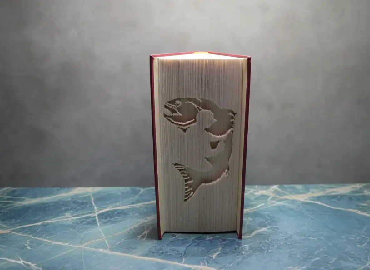 Poisson et Pêcheur. Livre plié et découpé à la main